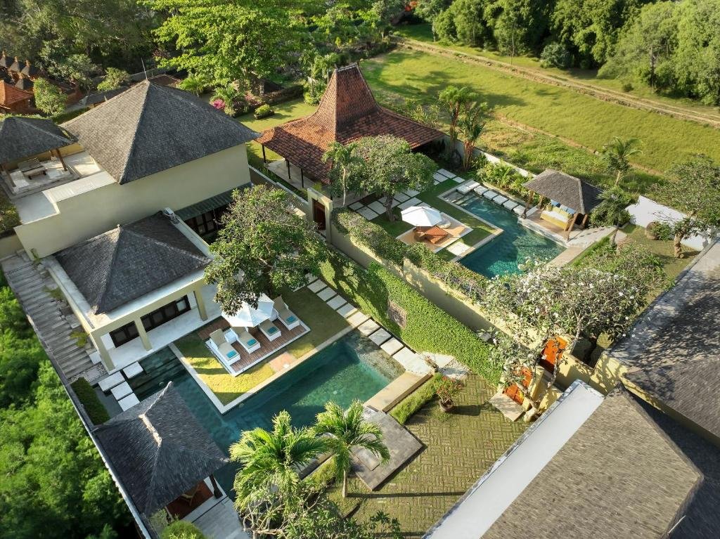 15Min Walking Distance to Batu Bolong Beach- 7BR Private Villa